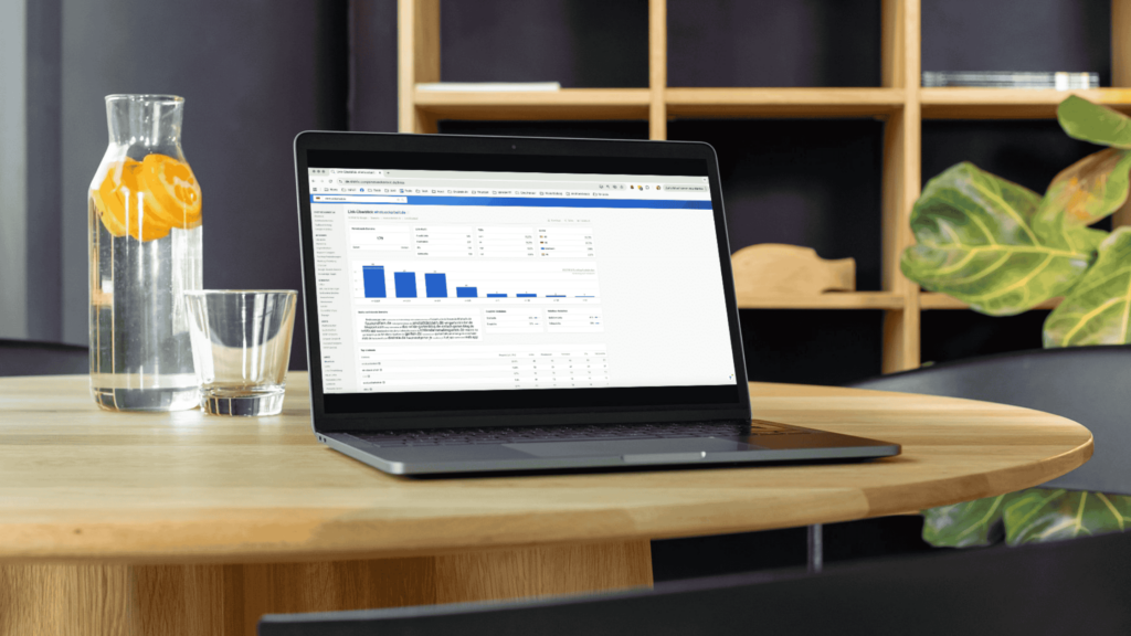Backlinks aufbauen: Ein Laptop steht auf einem Tisch. Darauf ist ein Browserfenster geöffnet, das das Tool Sistrix zeigt, mit dem Backlinks untersucht werden.
