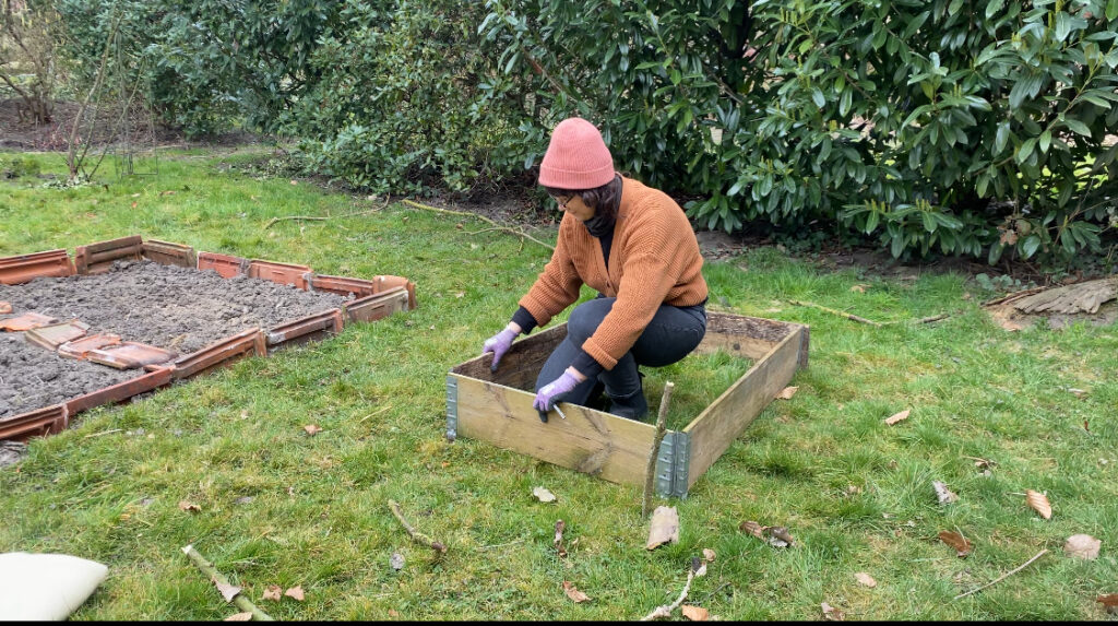Deborah Hucht beim Arbeiten im Garten.