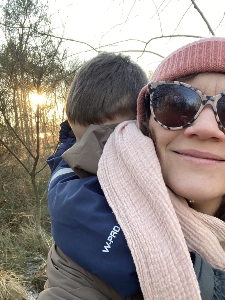 Deborah Hucht beim Spazieren durch hohe Moor